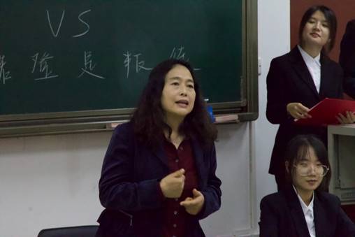 人們?cè)诳磁_(tái)上的人和穿西裝的男人和女人
低可信度描述已自動(dòng)生成