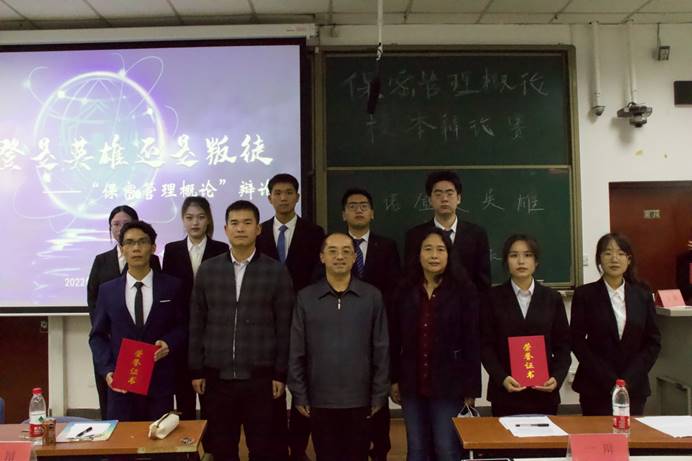 一群人站在臺(tái)上演講
描述已自動(dòng)生成