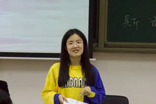 人在房間里
中度可信度描述已自動(dòng)生成