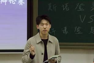 男人站在黑板前
描述已自動(dòng)生成