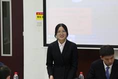 一群穿著西裝的男人
描述已自動(dòng)生成