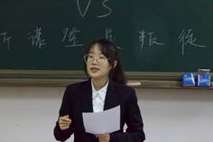 黑板前的人
描述已自動(dòng)生成