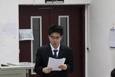 桌子前坐著穿西裝的人
中度可信度描述已自動(dòng)生成